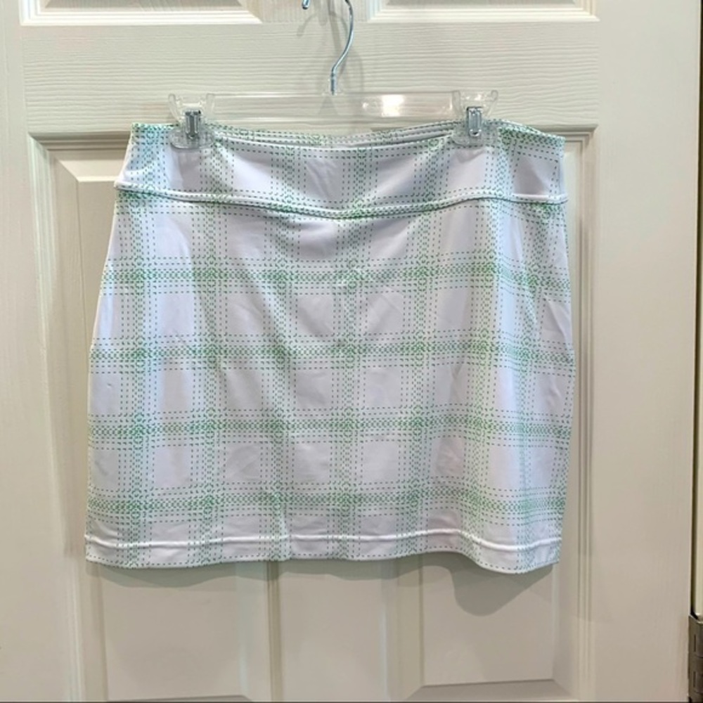 Under Armour loose fit skort white‎ & green medium